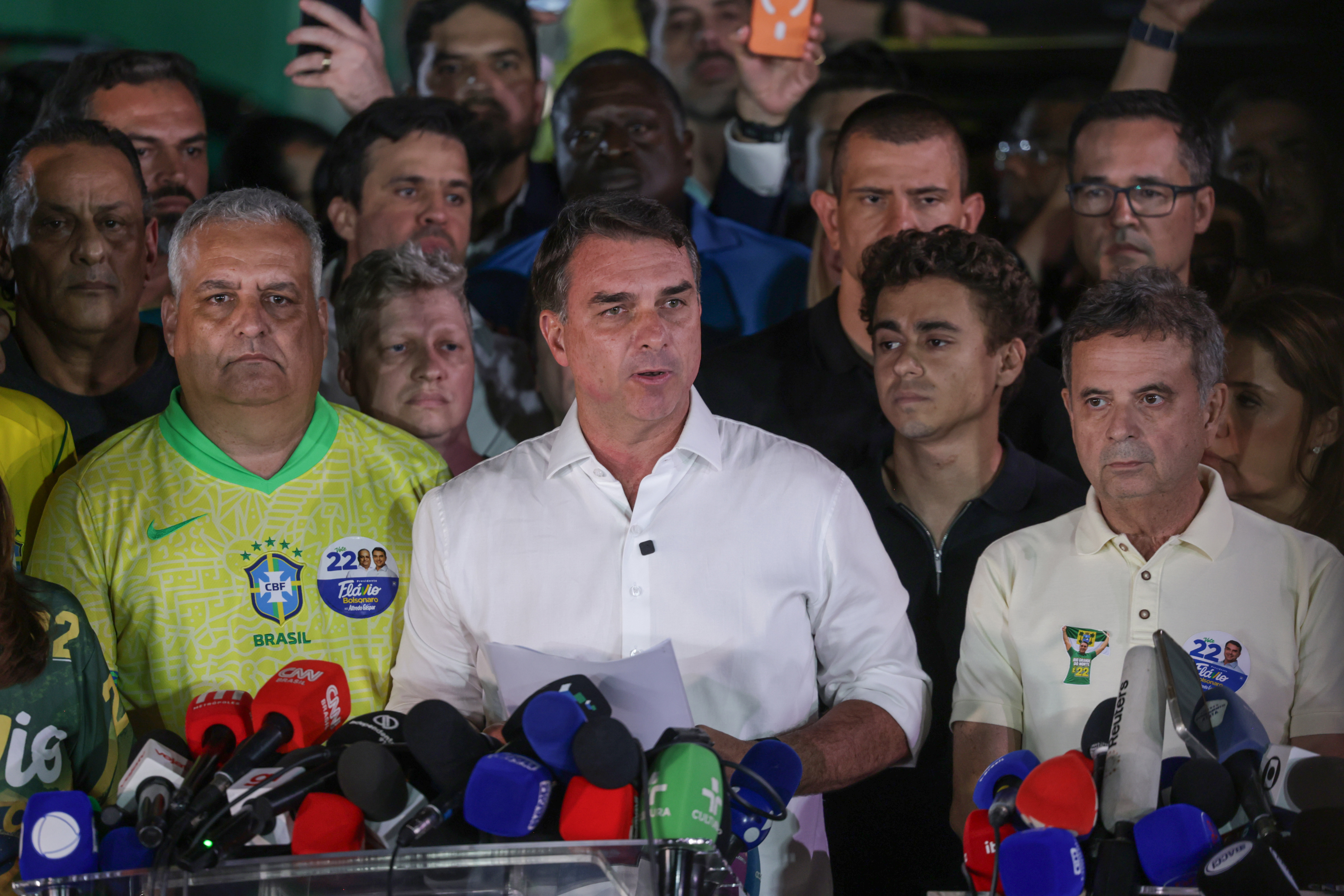 Deputados pedem apreensão de passaporte de Flávio Bolsonaro