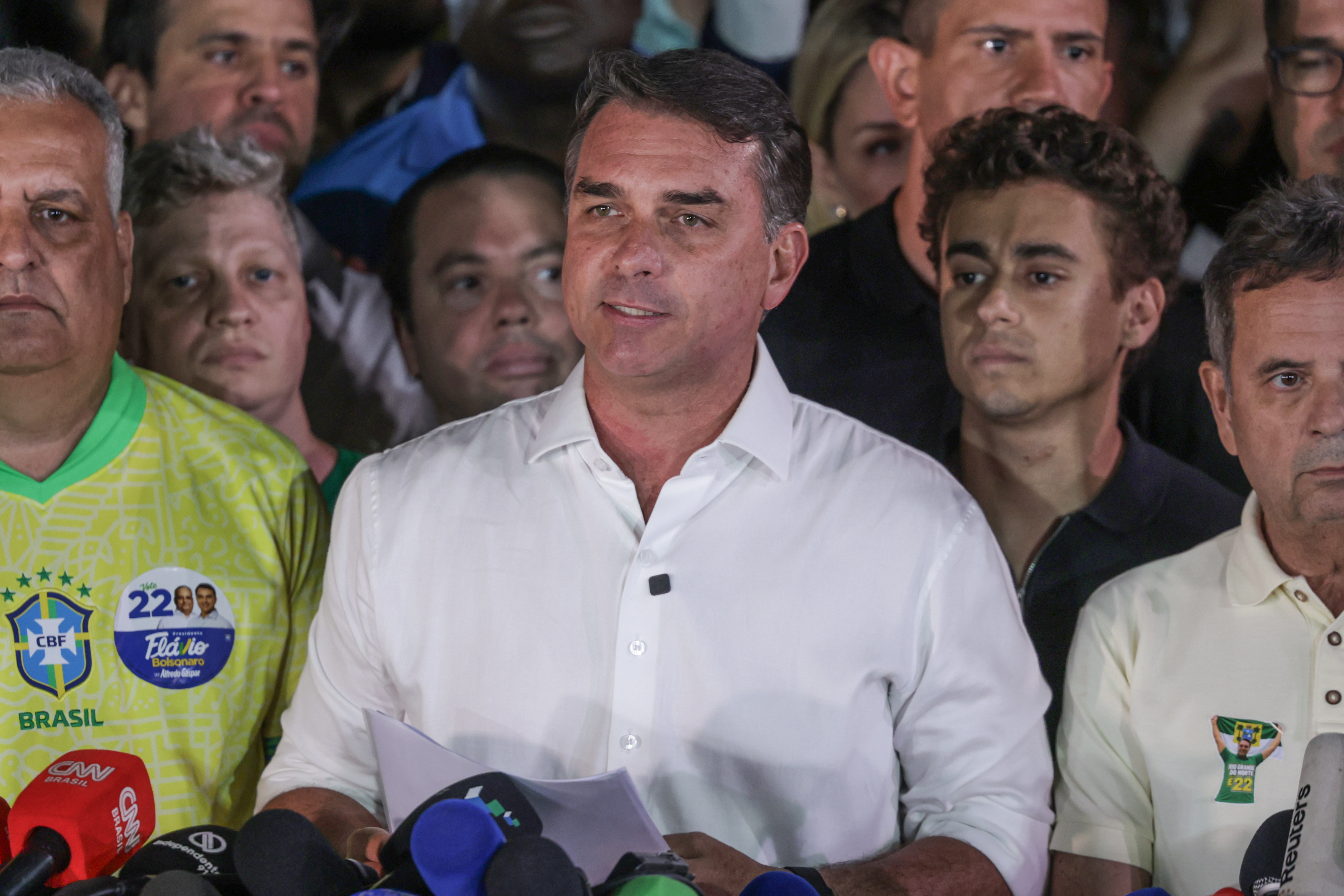 Flávio Bolsonaro tem passaporte retido pela Polícia Federal após declarações de Eduardo