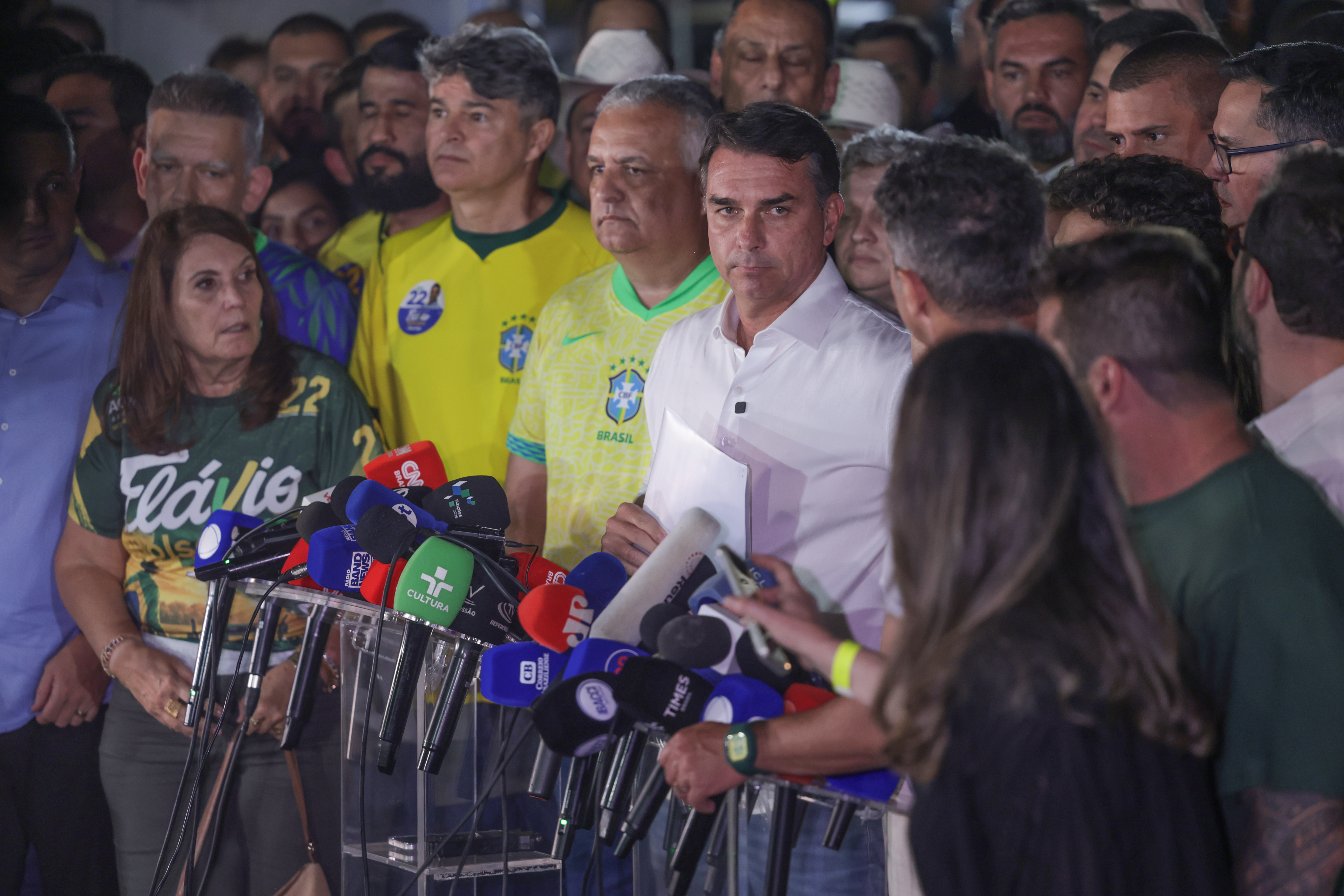 Flávio Bolsonaro afirmou que vai pedir cassação da chapa de Lula