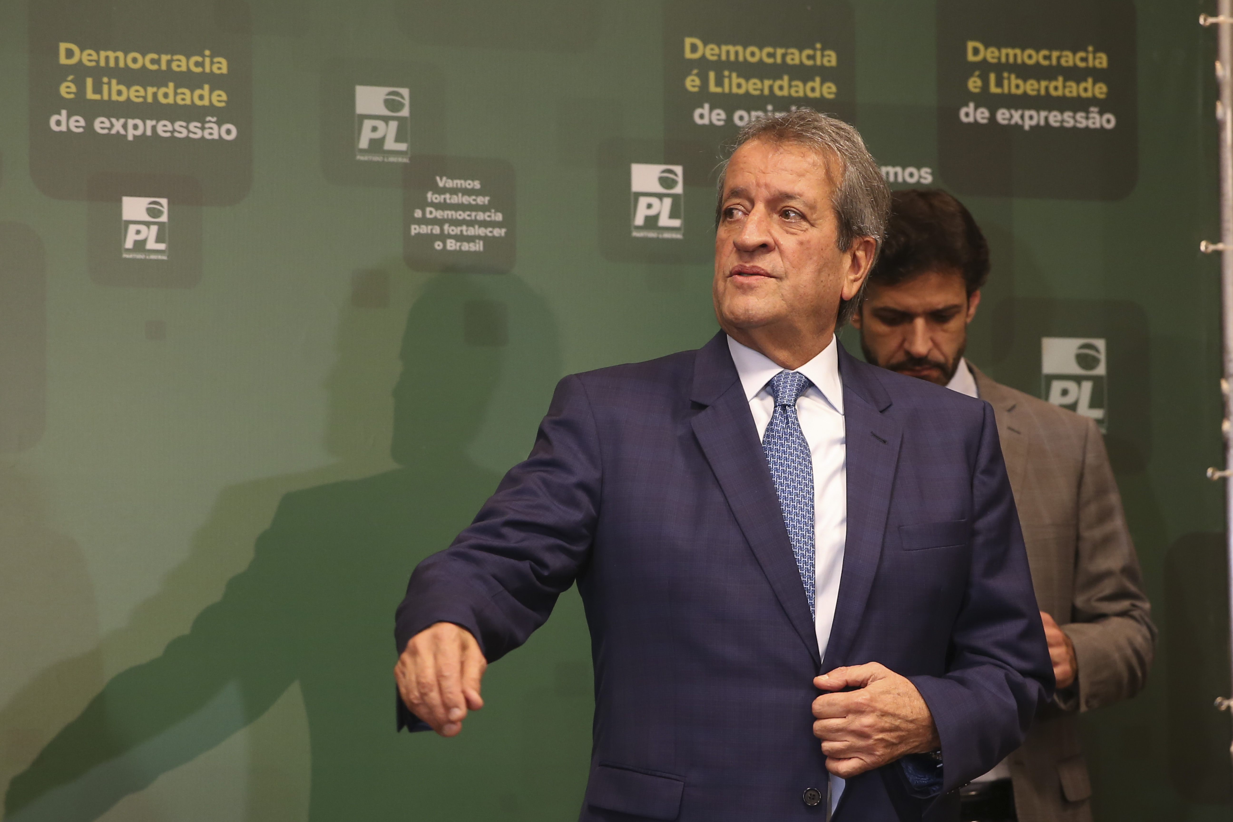 PL convoca reunião de emergência após Flávio Bolsonaro deixar o país